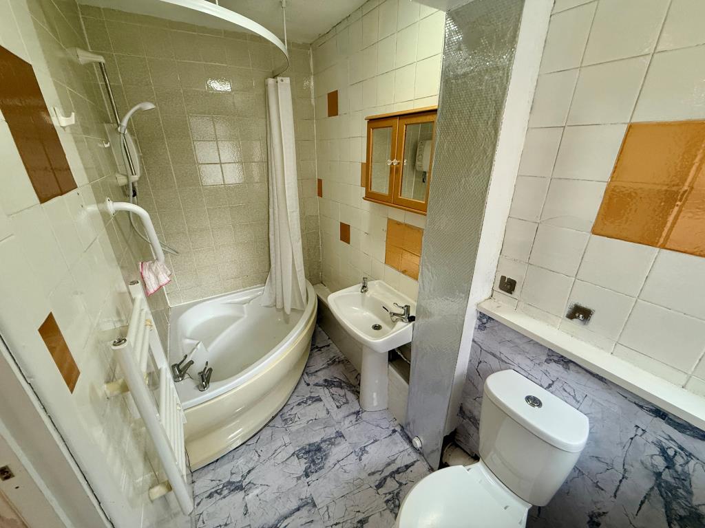 Lot: 35 - VACANT ONE-BEDROOM FLAT - Bathroom with W.C.